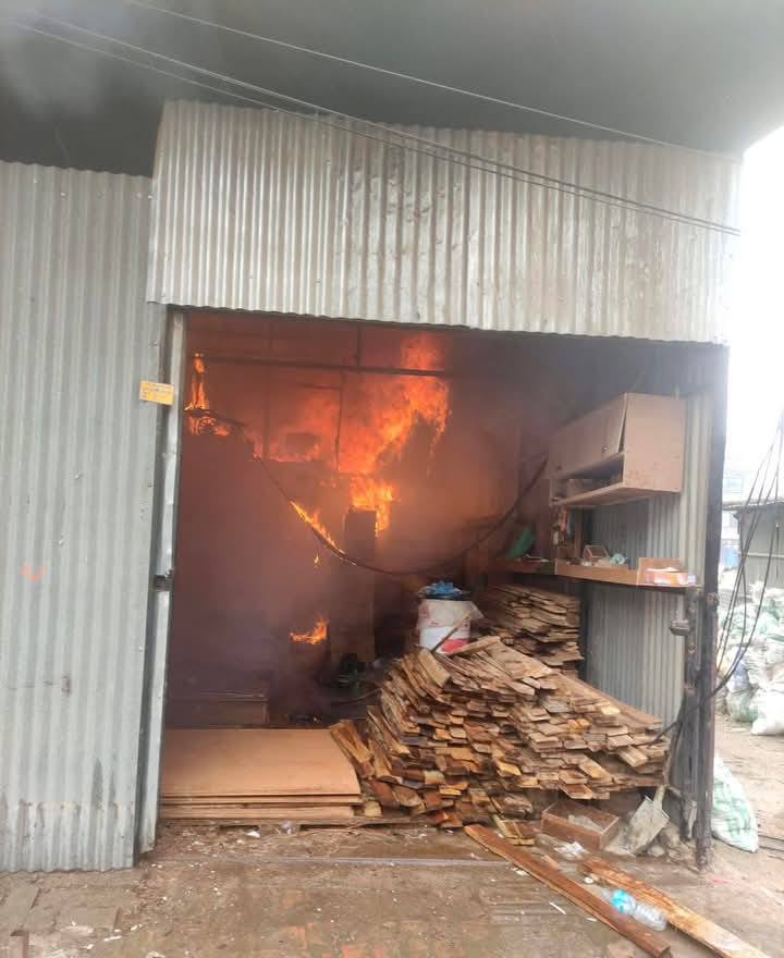 भक्तपुरको आर.एल. फर्निचरमा वायरिङ् गर्दा आगलागी