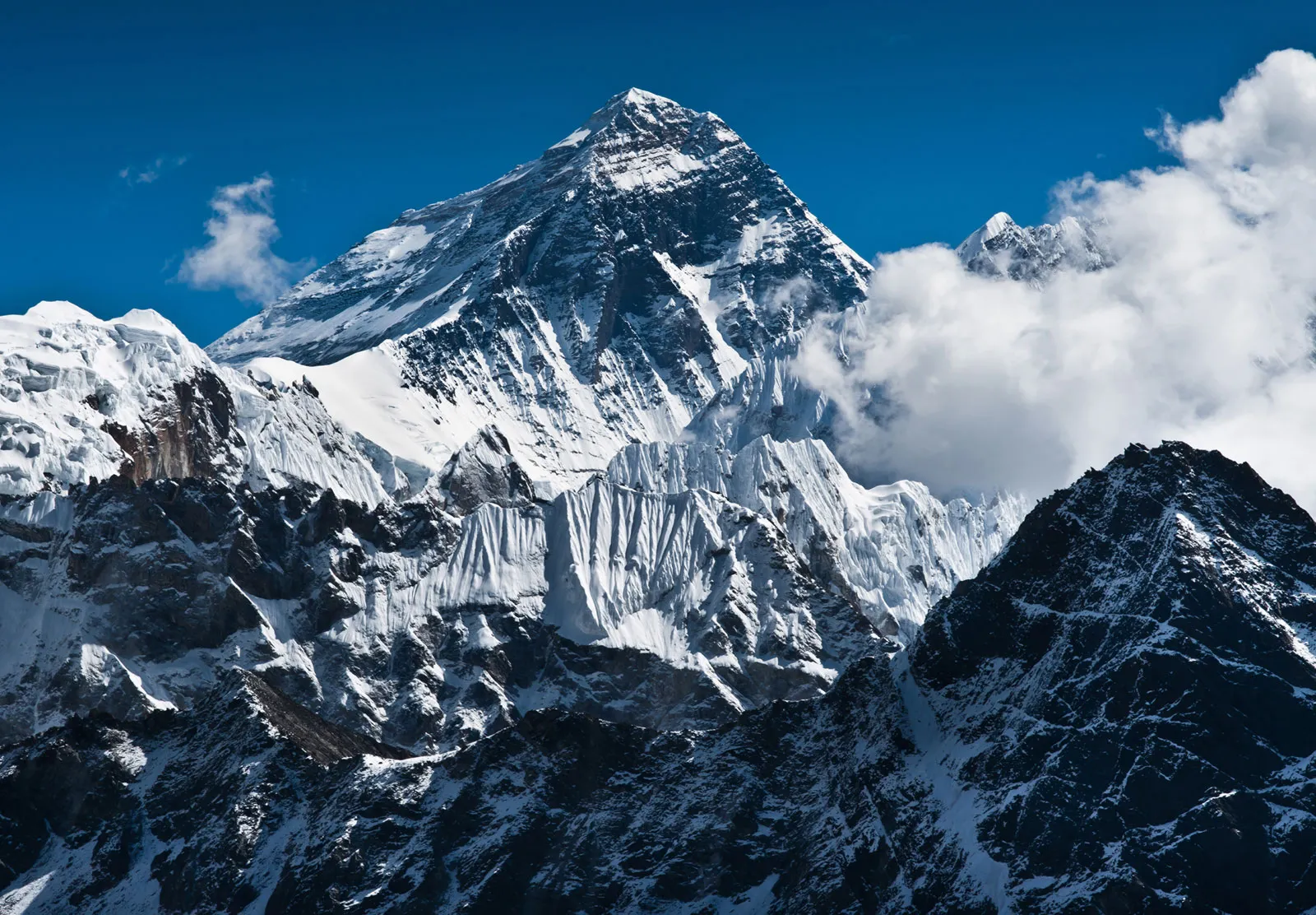 २०८२ सालको सगरमाथा आरोहण सिजन सुरु: करिब ४५० विदेशी आरोही नेपाल आइपुगे