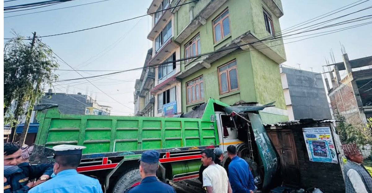 धुलिखेलमा टिपर सिधै घरभित्र पस्दा ठूलो क्षति