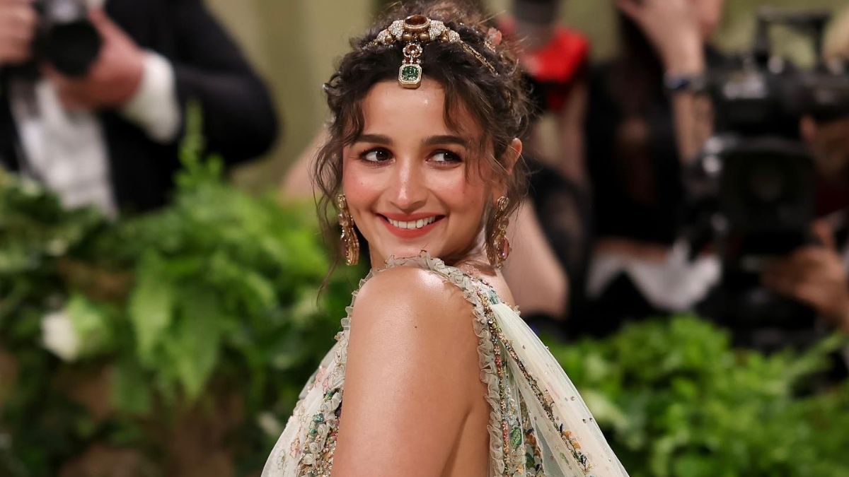 आलिया भट्टको कान्स डेब्यू : लोरियलको प्रतिनिधित्व गर्दै रेड कार्पेटमा देखिँदै