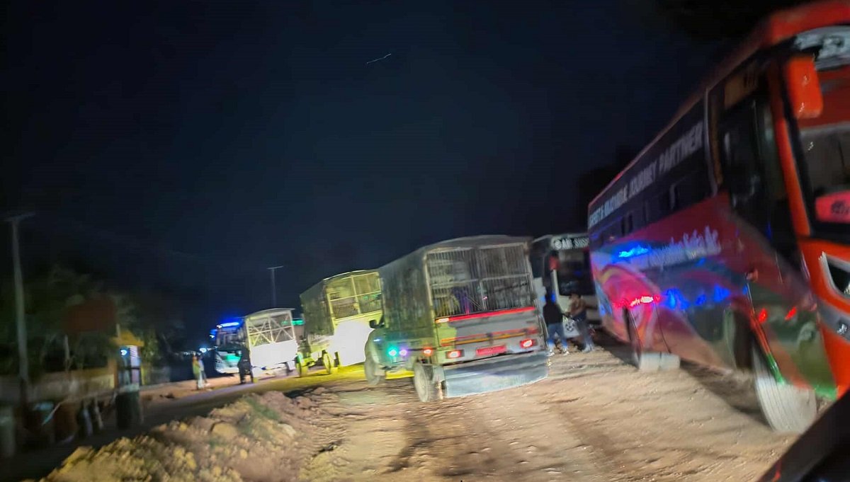 गिरुवारी खोलाको पुल भाँचिएपछि वैकल्पिक बाटोमार्फत सवारी सञ्चालन