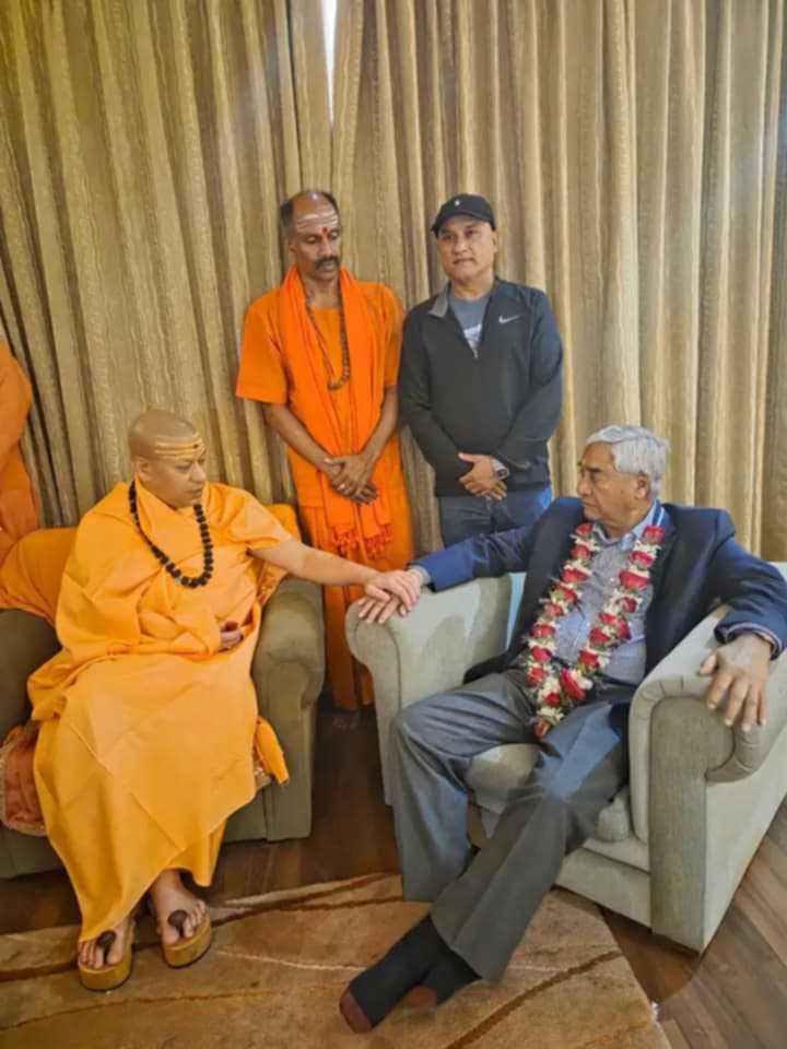 निरञ्जनी अखडाका प्रमुख गिरी र देउवा बीच शिष्टाचार भेट