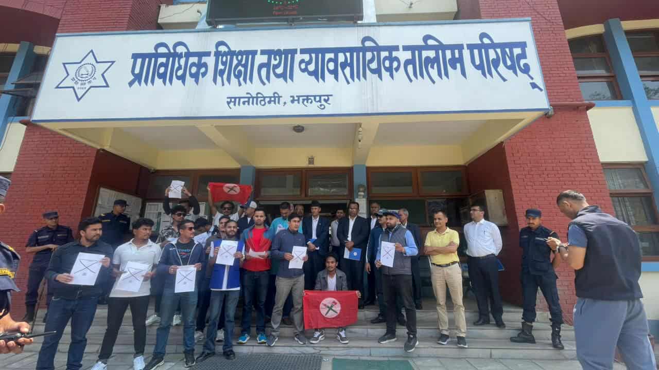 नेविसंघद्वारा सीटीईभीटीको नयाँ भर्ना निर्देशिकाविरुद्ध प्रदर्शन, प्रतिरोधस्वरूप जलाइयो