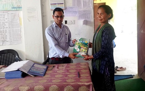 बाउन्न वर्षमा सुरु भयो अक्षरयात्रा: लालझाडीकी डल्लीदेवीको प्रेरणादायी कथा