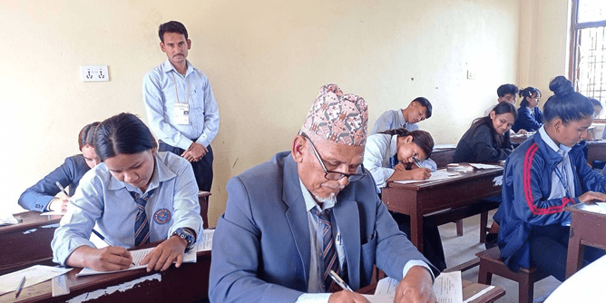 पढ्नलाई उमेरले छेक्दैन: ६८ वर्षीय लालबहादुरको परीक्षा संघर्ष
