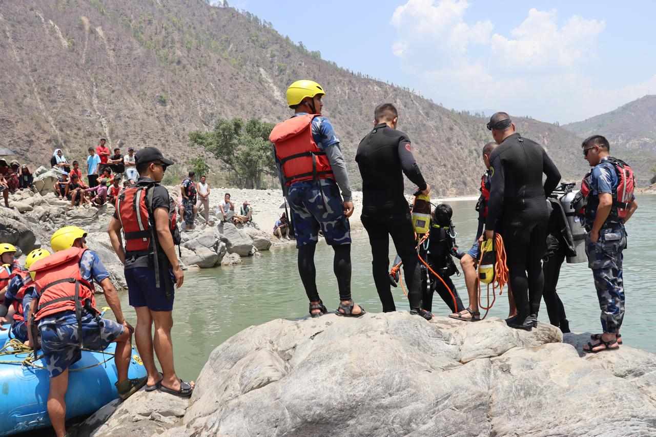 सशस्त्र प्रहरीको गोताखोरले निकाल्यो बेपत्ता बालकको शव