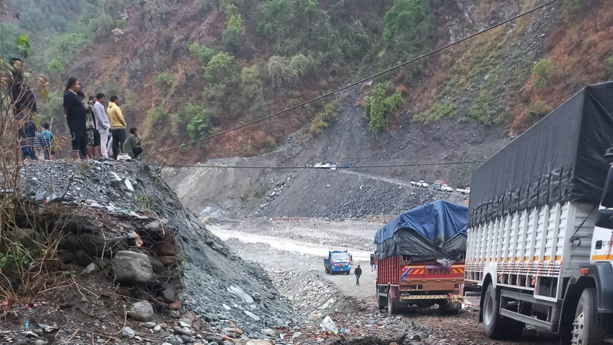 बागमती खोलाको डाइभर्सन बगायो, हेटौंडा–काठमाडौं जोड्ने कान्ति लोकपथ अवरुद्ध