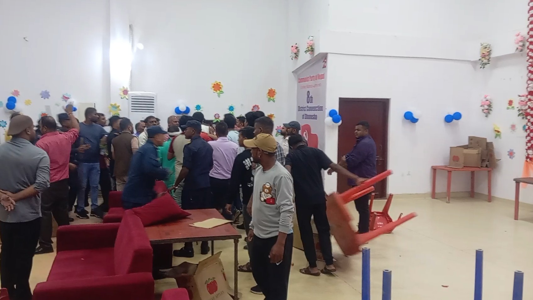 एमाले धनुषा अधिवेशनमा कुर्सी हानाहान र तोडफोड, निर्वाचन प्रक्रिया अवरुद्ध